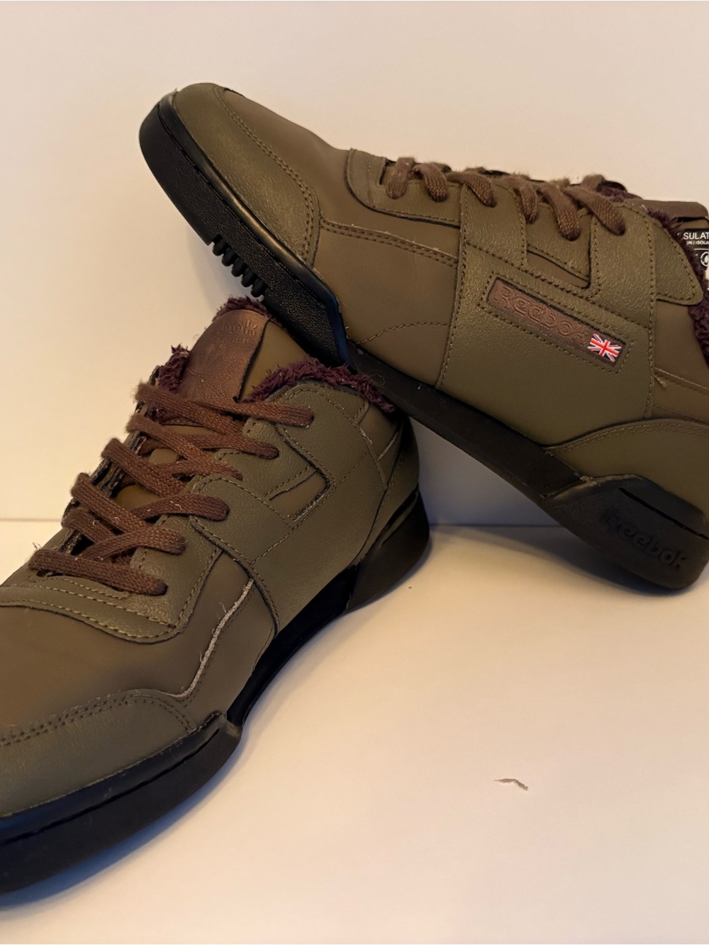 Classic Reebok Men's army Green Leather Low-Top Sneakers with Brown Trim